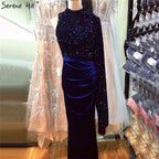 Im Angebot, keine Rückgabe, keine Rückerstattung. Marineblaues, sexy Abendkleid im Meerjungfrauen-Stil aus Satin 2025 mit Pailletten, einer Schulter und Fledermausärmeln, Abendkleid LA70347 