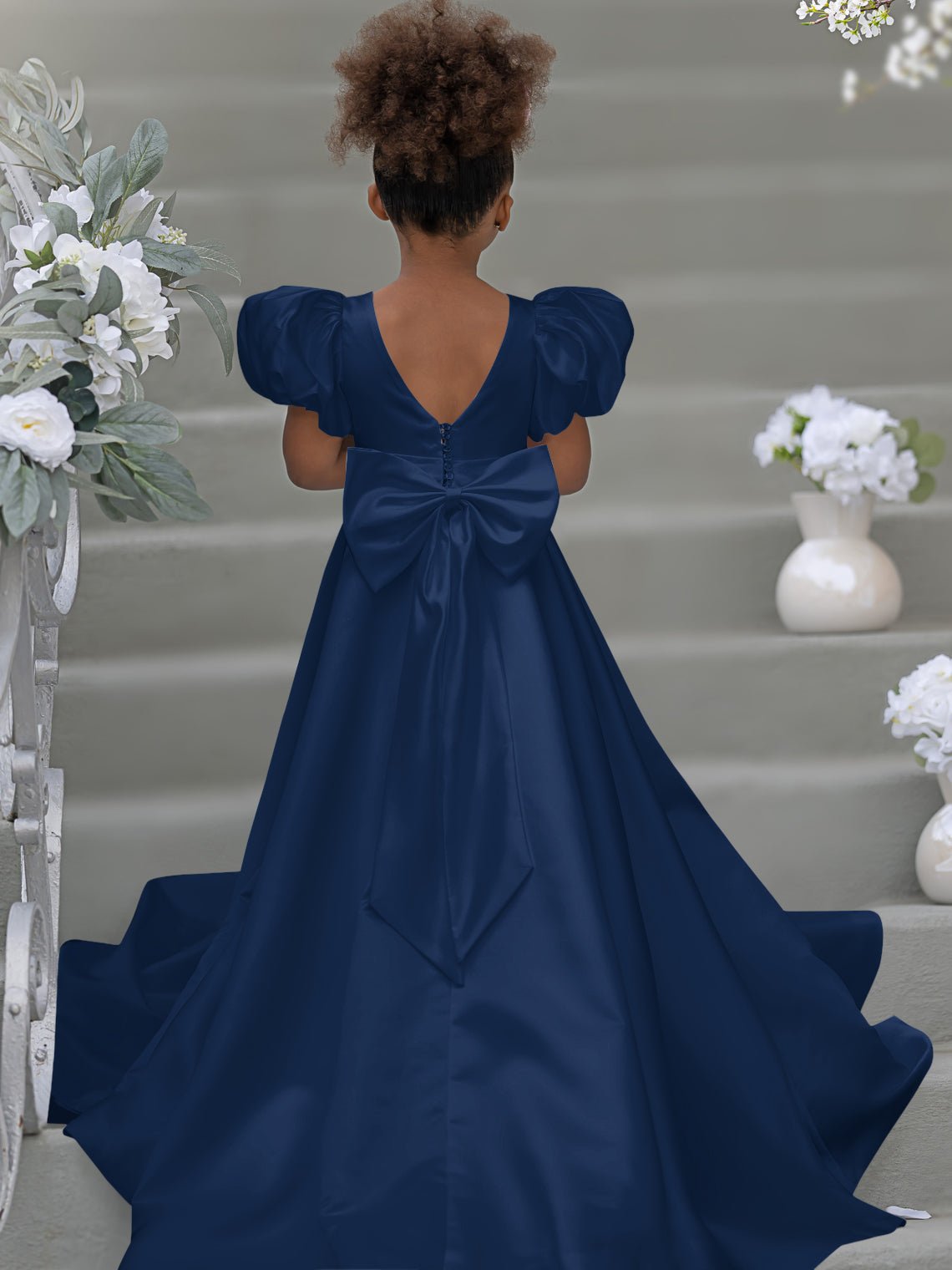 Blumenmädchenkleid mit Puffärmeln, Schleife, Knopfleiste hinten und Schleppe 