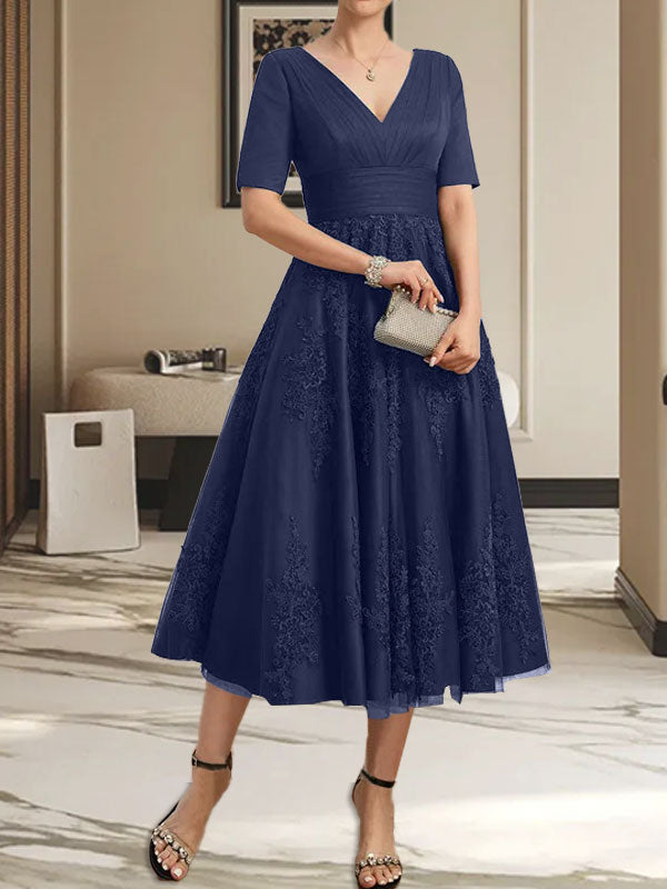 Vestido de madre de la novia de tul con encaje, escote en V y corte A hasta la rodilla con pliegues
