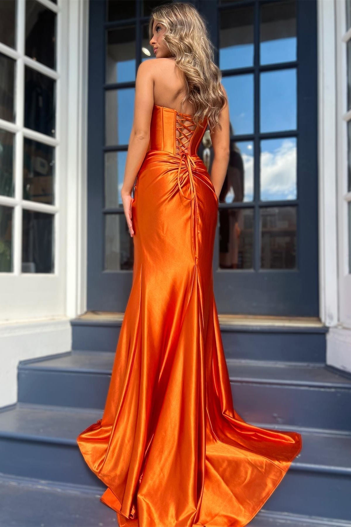 Leslie | Rotes trägerloses, langes Meerjungfrauenkleid mit verdrehter Vorderseite und Schlitz