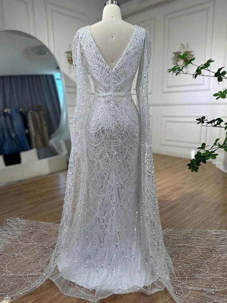 Vestido de noche de lujo con plumas blancas y mangas estilo capa LA72160