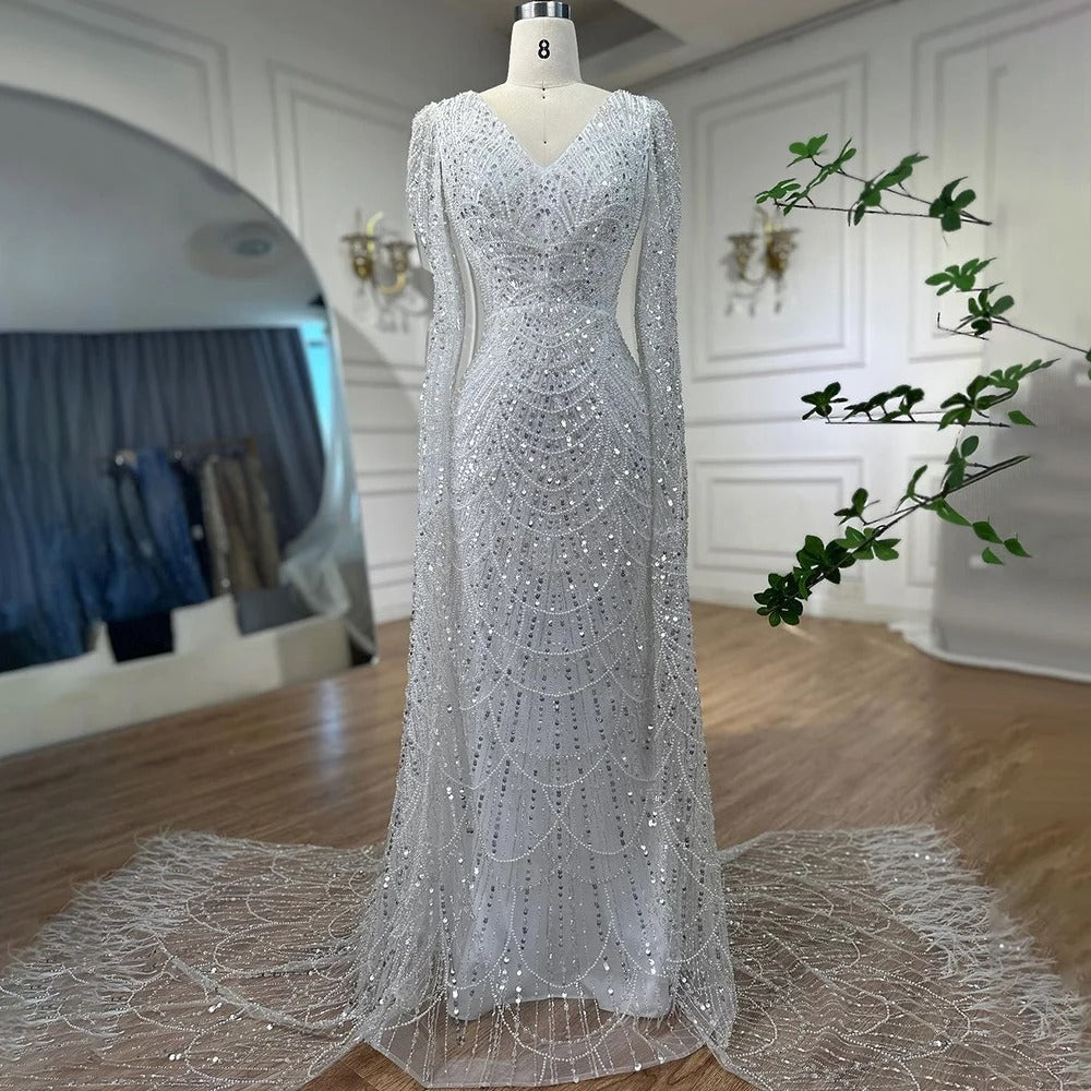 Vestido de noche de lujo con plumas blancas y mangas estilo capa LA72160