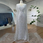 Vestido de noche de lujo con plumas blancas y mangas estilo capa LA72160