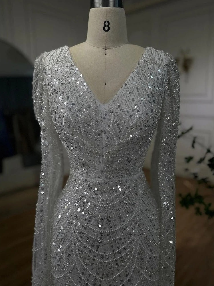 Vestido de noche de lujo con plumas blancas y mangas estilo capa LA72160