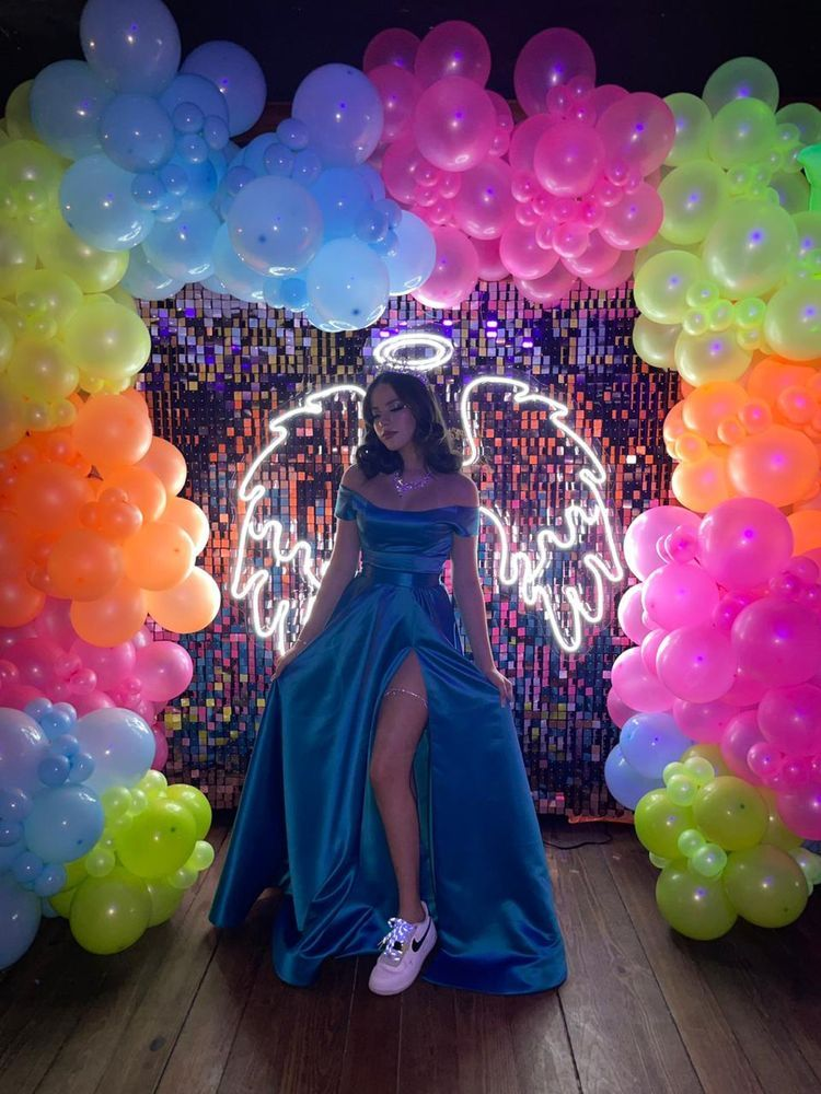 Vestido de noche clásico de satén con hombros descubiertos Y4206