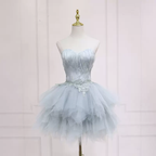 Elegante vestido corto de plumas grises para el regreso a casa s05
