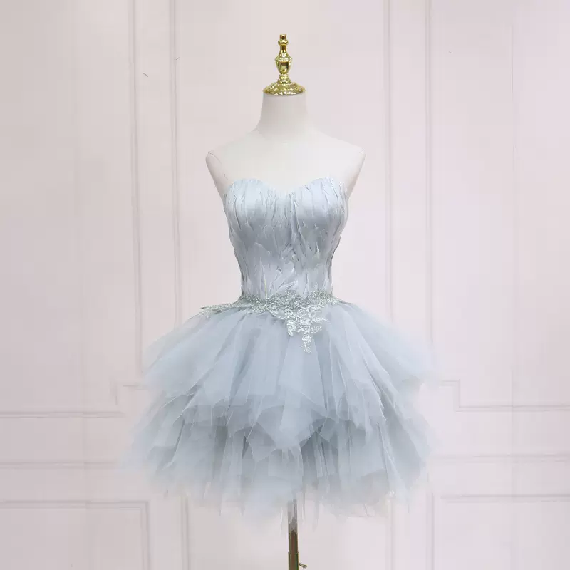 Elegante vestido corto de plumas grises para el regreso a casa s05
