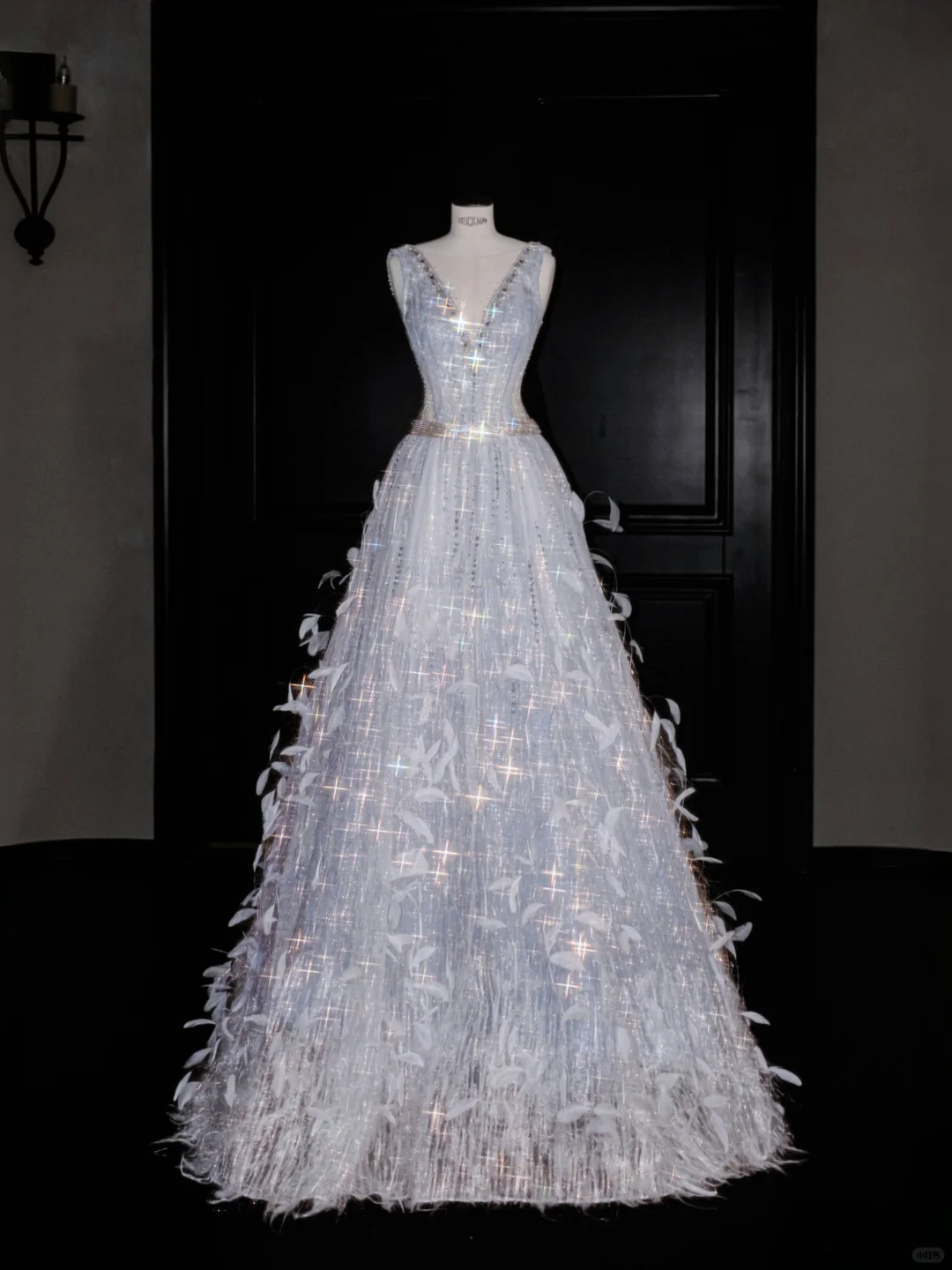 Glamouröses A-Linien-Ballkleid mit V-Ausschnitt und Tüll, Perlen und Federn, Abendkleid Y8682