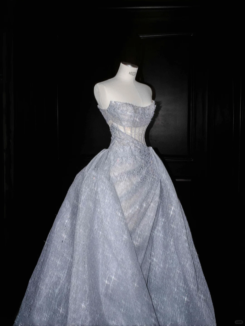 Glitzerndes trägerloses blaues Tüll-Pailletten-A-Linien-Ballkleid, formelles Hochzeitskleid Y8676