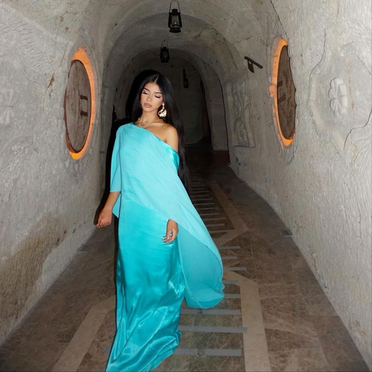 Schickes One-Shoulder-Langballkleid aus Satin Y7860