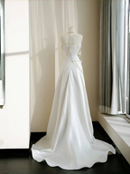 Vestido de fiesta blanco elegante sin tirantes de satén con cadena de perlas, corte en A, Y8684