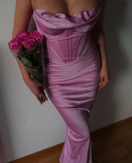 Schlichtes Abendkleid aus Satin mit Spaghettiträgern und Lavendel-Print Y8094