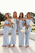 Vestido de dama de honor azul claro de satén plisado con hombros descubiertos BD136