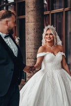 Off-The-Shoulder Sweetheart Stain Ball Gown Wedding Dress with Appliques