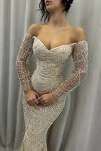 Schulterfreies Glitzerperlen-Abendkleid im Meerjungfrauen-Stil mit langen Ärmeln und Perlenbesatz
