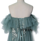 Schulterfreies, ozeanblaues, gestuftes Umstands-Fotoshooting-Kleid aus Tüll mit Blumenstickerei SY240002 