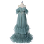 Schulterfreies, ozeanblaues, gestuftes Umstands-Fotoshooting-Kleid aus Tüll mit Blumenstickerei SY240002 