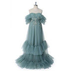 Schulterfreies, ozeanblaues, gestuftes Umstands-Fotoshooting-Kleid aus Tüll mit Blumenstickerei SY240002 