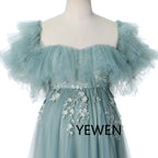 Schulterfreies, ozeanblaues, gestuftes Umstands-Fotoshooting-Kleid aus Tüll mit Blumenstickerei SY240002 