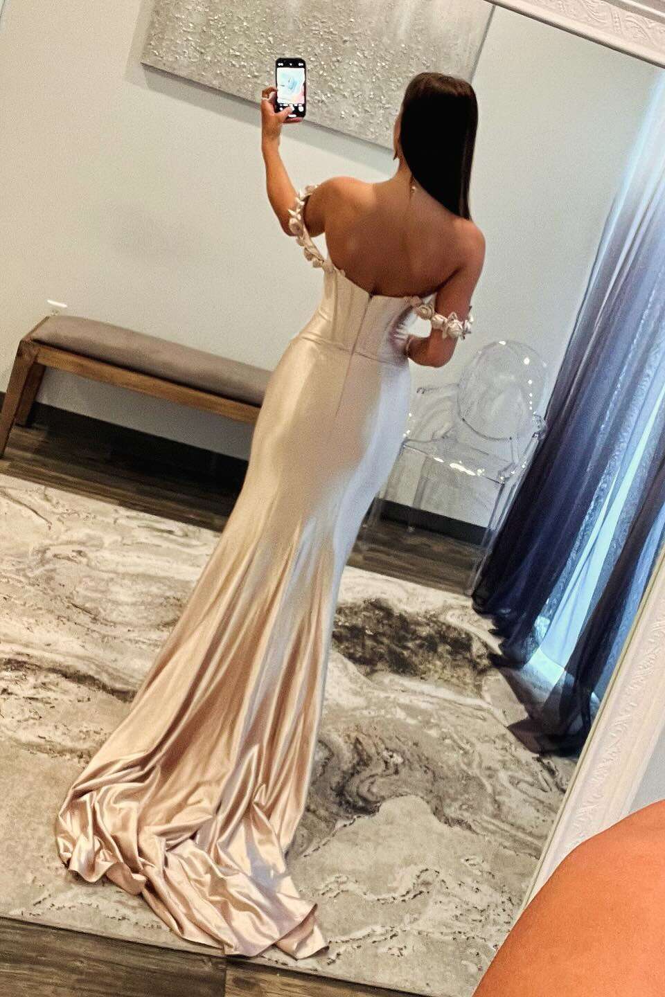 Persephone | Heißrosa Meerjungfrau-Ballkleid aus Satin mit Blumenmuster und Trägern