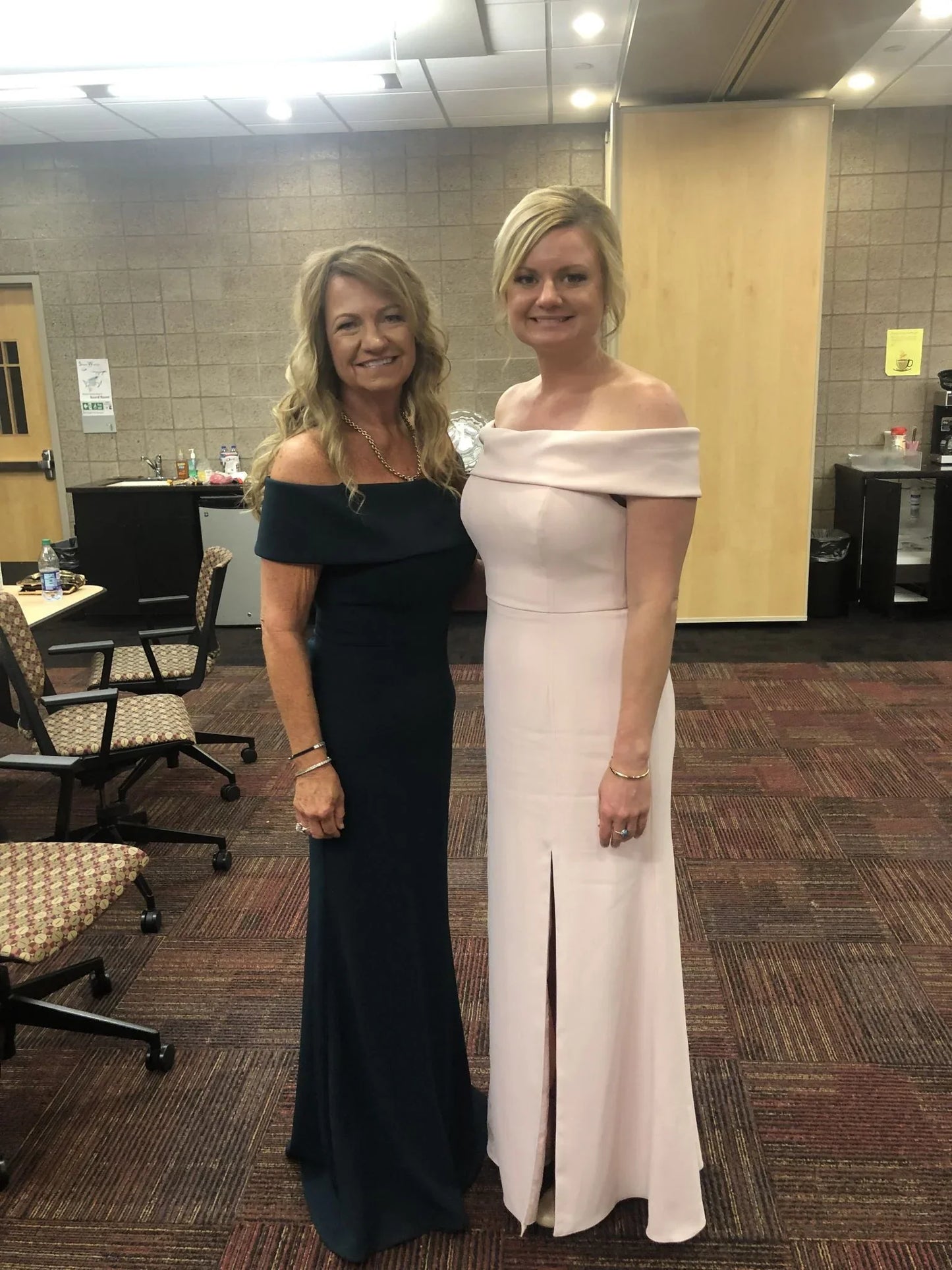 Vestido de dama de honor rosa con hombros descubiertos y abertura SCB75