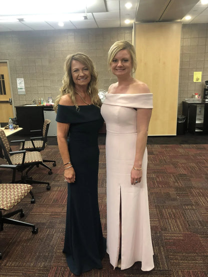 Vestido de dama de honor rosa con hombros descubiertos y abertura SCB75