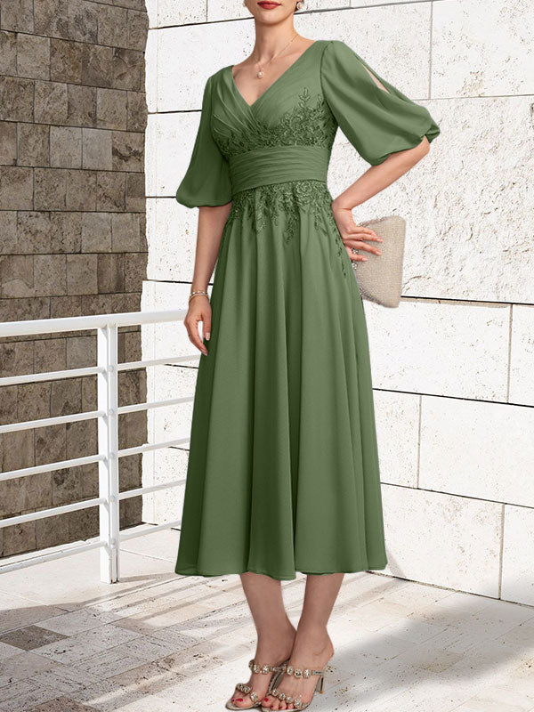 Vestido de madre de la novia de gasa con encaje, escote en V y largo hasta la rodilla con pliegues