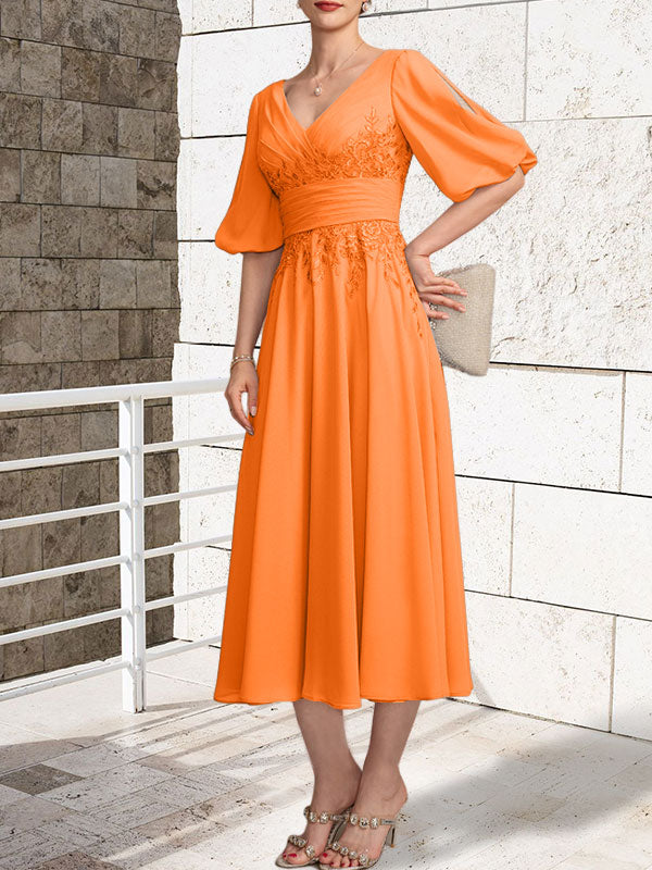 Vestido de madre de la novia de gasa con encaje, escote en V y largo hasta la rodilla con pliegues