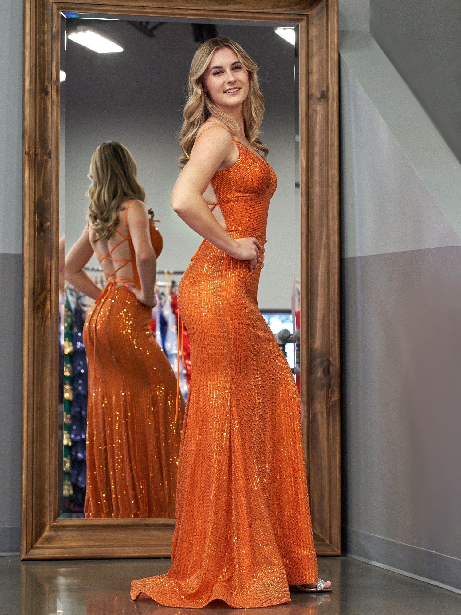 Emaree | Vestidos de fiesta largos con lentejuelas, escote en V y sirena brillante con abertura