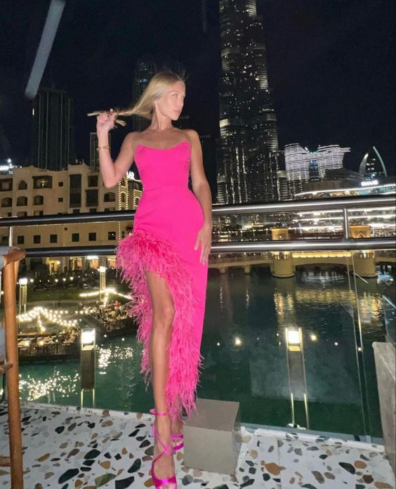 Elegante vestido de noche rosa intenso sin tirantes y con plumas Y6728