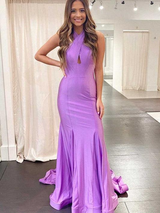 Lila langes, figurbetontes Ballkleid mit Neckholder und Kreuzausschnitt