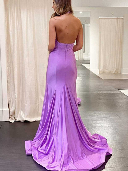 Lila langes, figurbetontes Ballkleid mit Neckholder und Kreuzausschnitt
