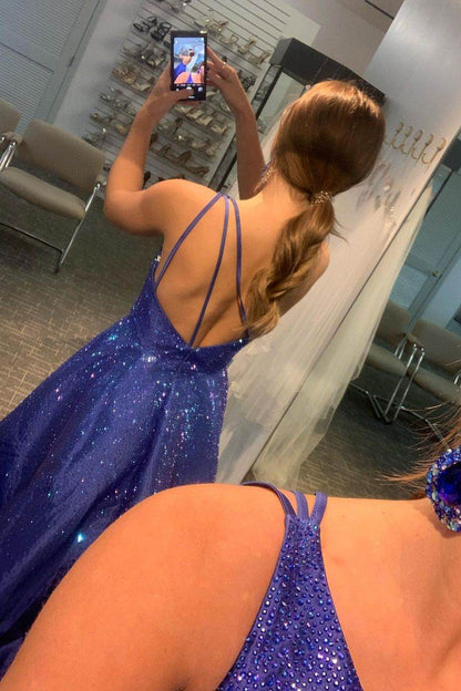 Malaysia | Langes, rotes Abendkleid mit Perlenbesatz