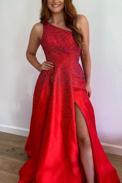 Malaysia | Langes, rotes Abendkleid mit Perlenbesatz