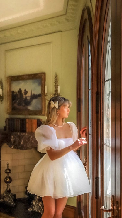 Kurzes Homecoming-Kleid aus weißem Tüll mit quadratischem Ausschnitt und Puffärmeln Y2375