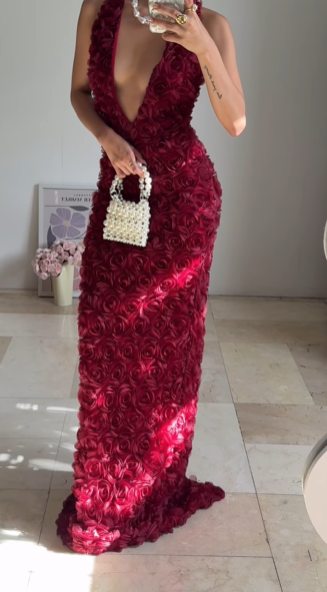 Hermoso vestido de noche largo con escote en V profundo y flores rosas color burdeos Y8504