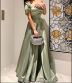 A-Linien-Abendkleid aus Salbeigrünem Satin mit asymmetrischem Ausschnitt Y5345