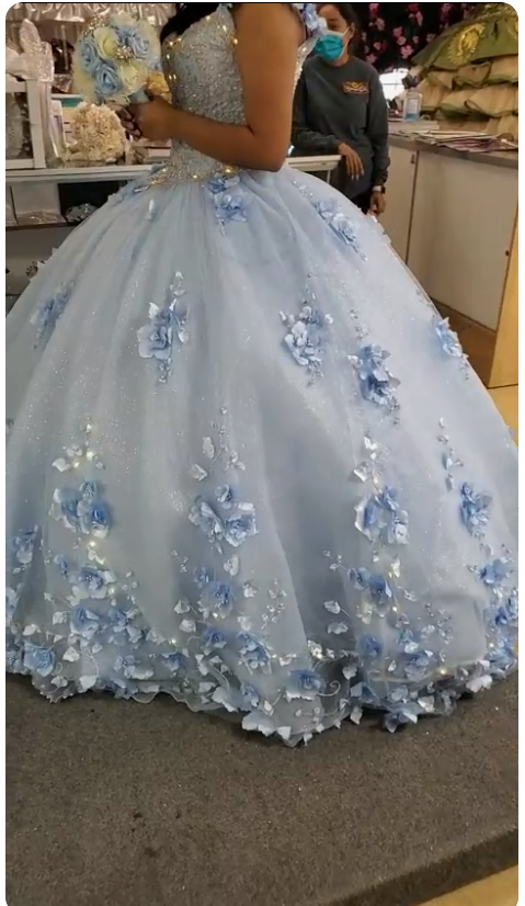 Vestido largo azul claro con apliques 3D y hombros descubiertos, estilo princesa Y260