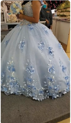 Vestido largo azul claro con apliques 3D y hombros descubiertos, estilo princesa Y260