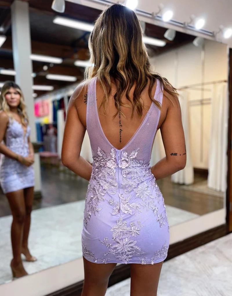Figurbetontes Homecoming-Kleid mit tiefem V-Ausschnitt und Applikationen Y2897