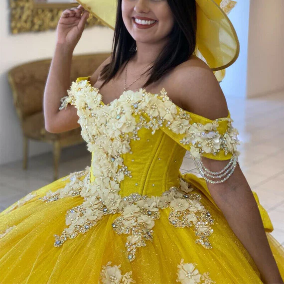 Vestido de quinceañera amarillo con hombros descubiertos, encaje en la espalda, cola larga, apliques de cuentas Y656