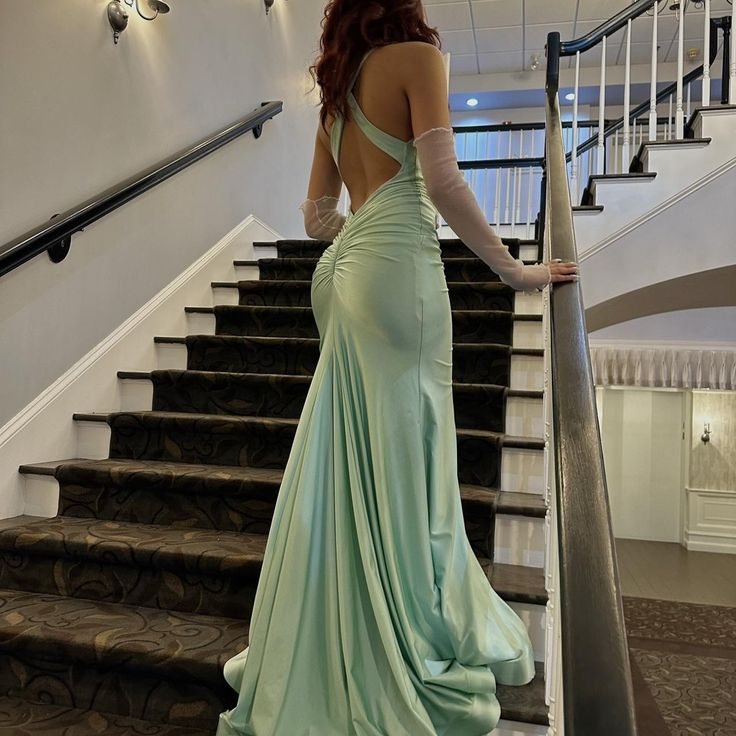 Elegantes Hellgrünes Rückenfreies Langes Ballkleid Meerjungfrau Abendkleid Y8043