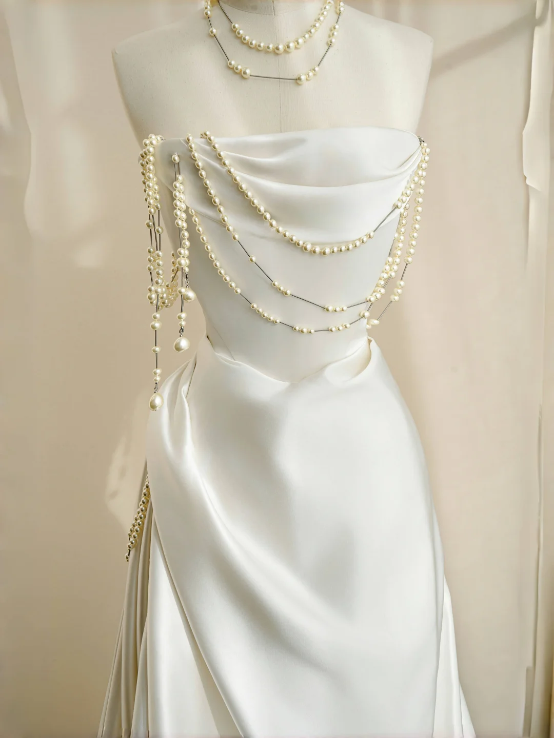 Vestido de fiesta blanco elegante sin tirantes de satén con cadena de perlas, corte en A, Y8684