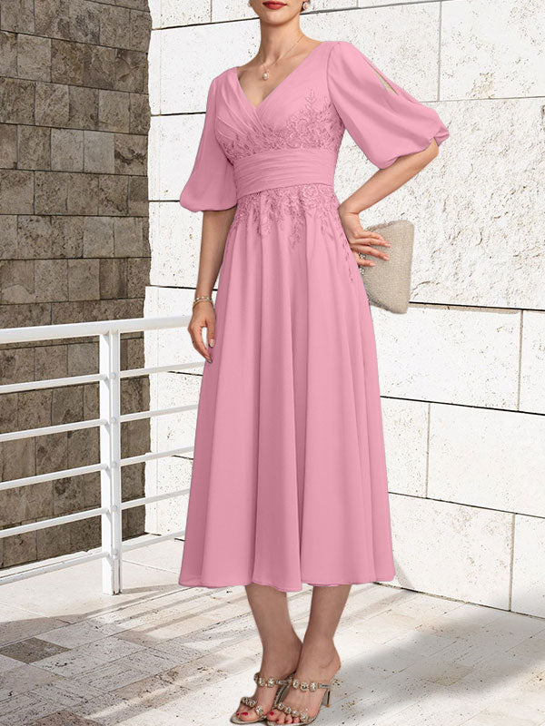 Vestido de madre de la novia de gasa con encaje, escote en V y largo hasta la rodilla con pliegues