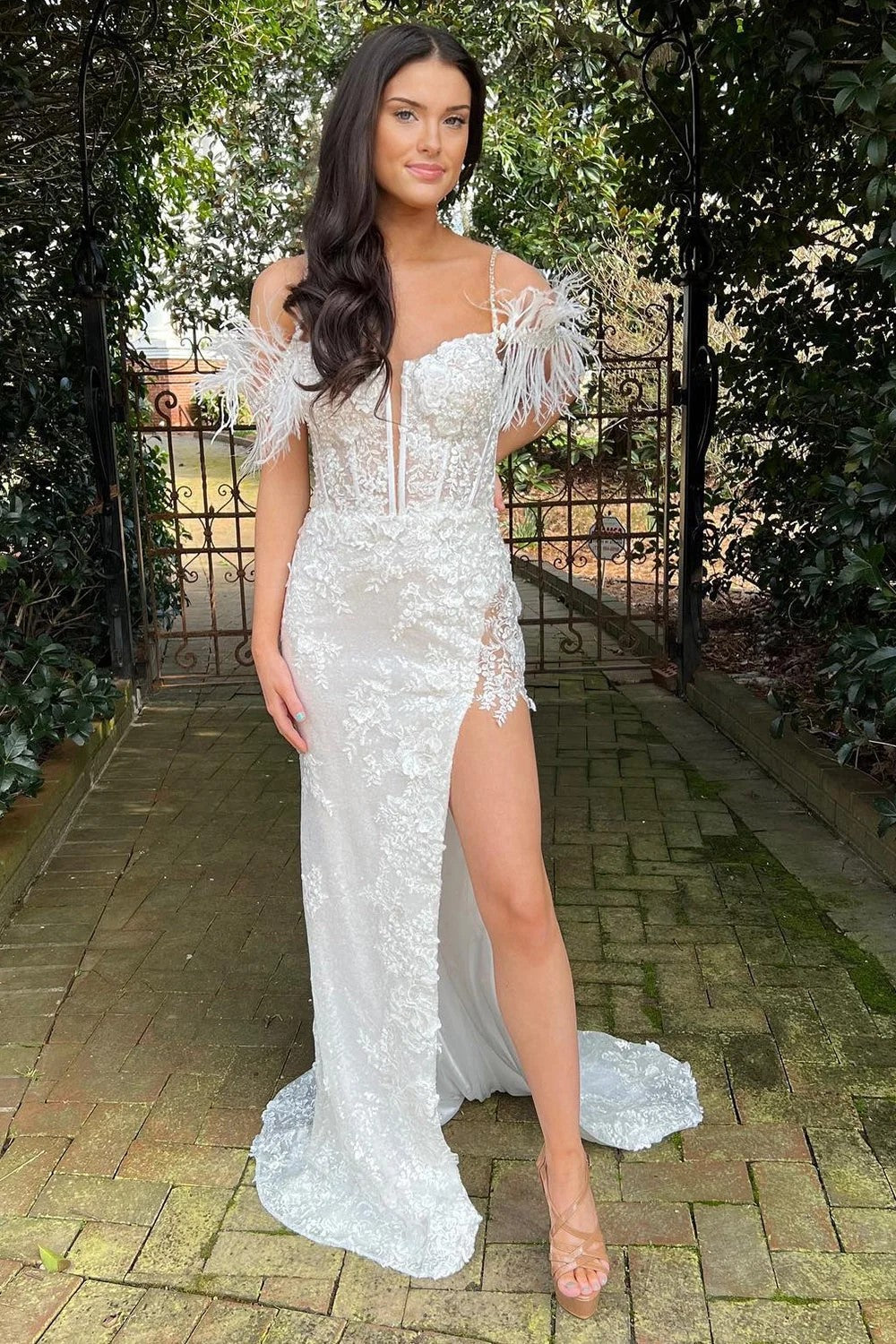 Vestido de fiesta de sirena con abertura y apliques rosas y plumas PSK498