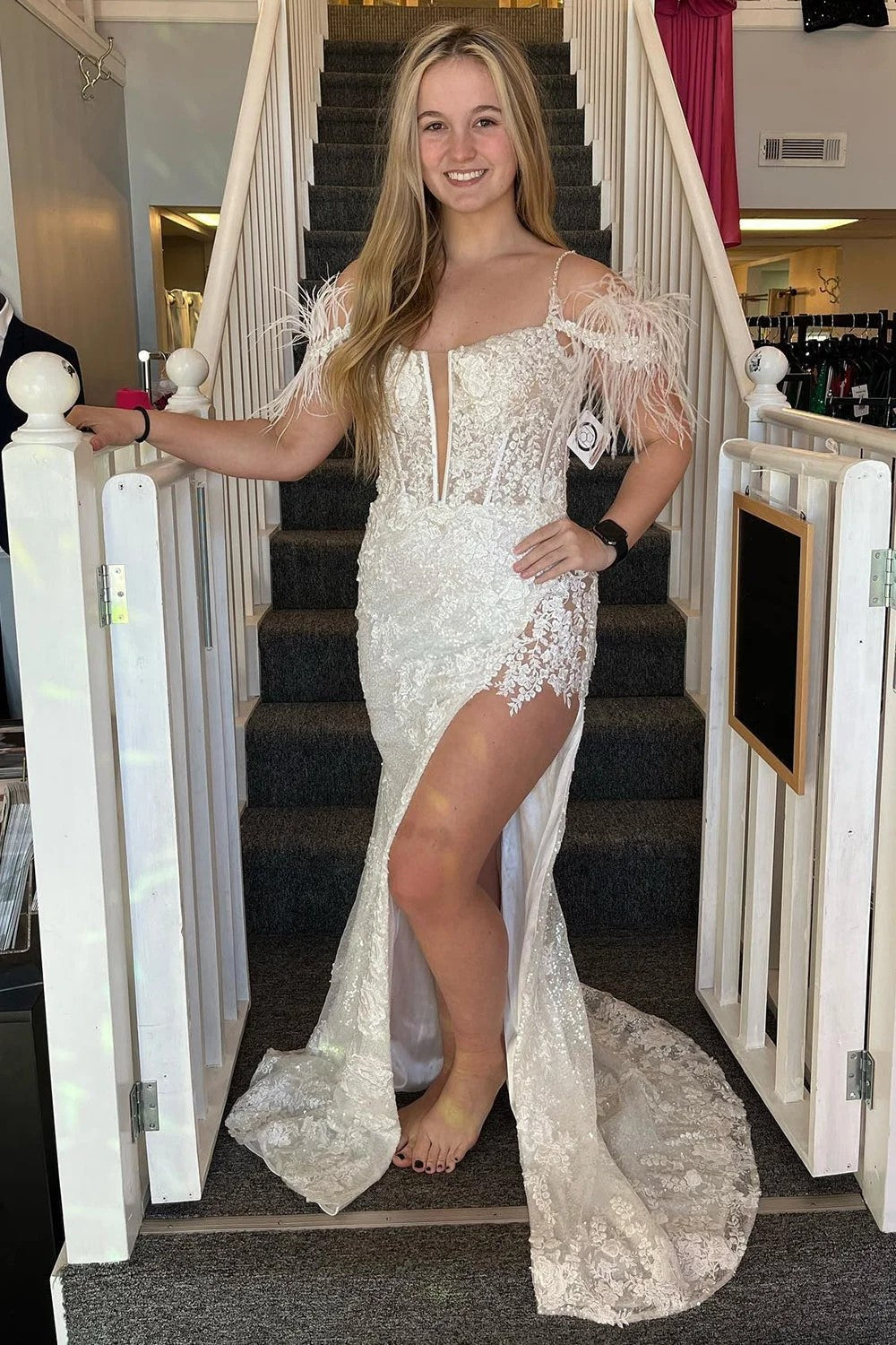 Vestido de fiesta de sirena con abertura y apliques rosas y plumas PSK498