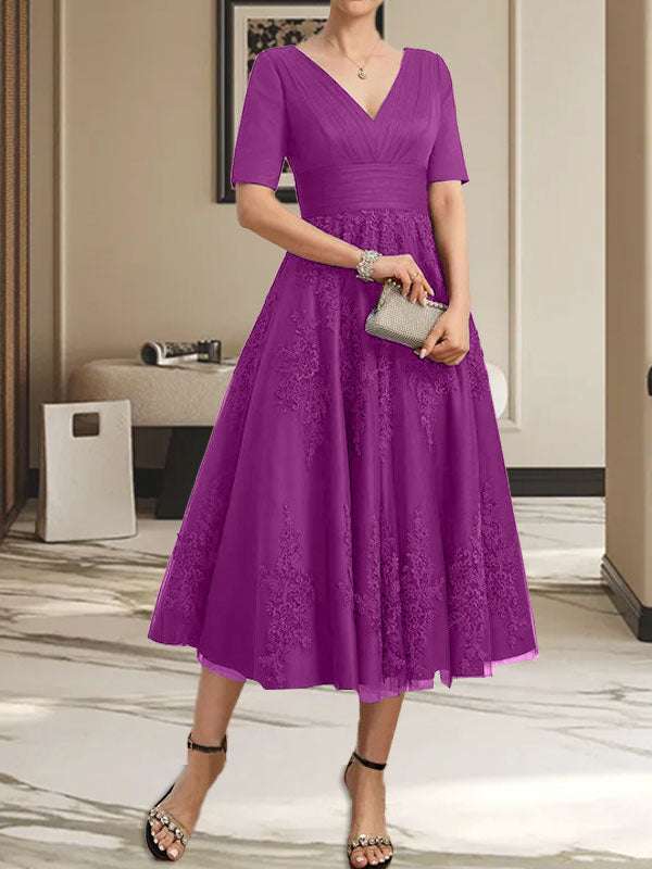 Vestido de madre de la novia de tul con encaje, escote en V y corte A hasta la rodilla con pliegues