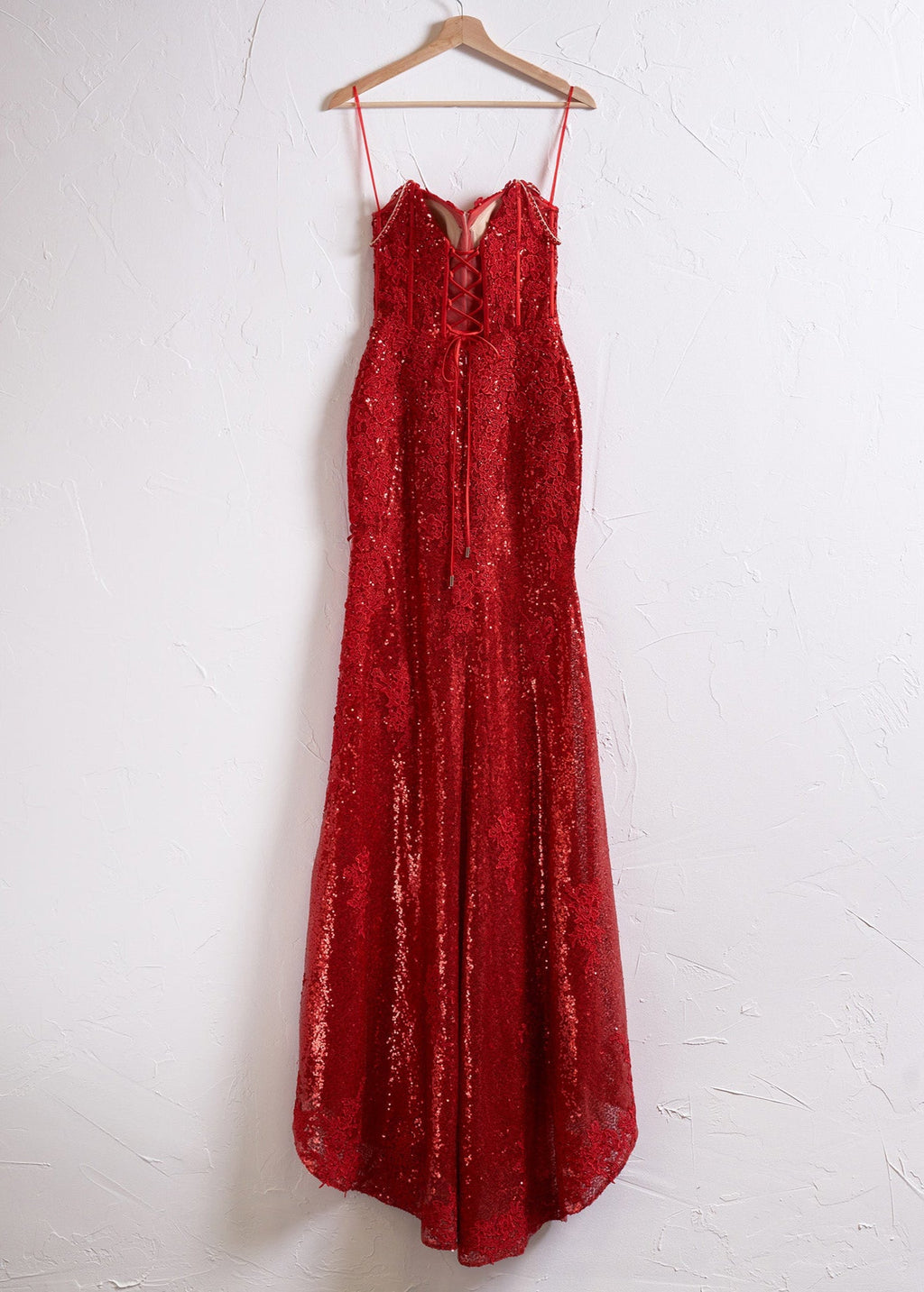 Kairi | Vestido de fiesta de sirena con tirantes finos, apliques y abertura