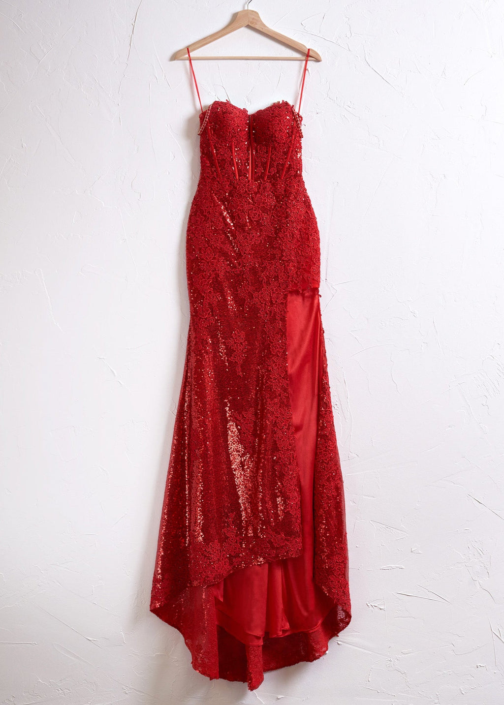 Kairi | Vestido de fiesta de sirena con tirantes finos, apliques y abertura
