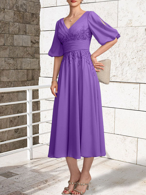 Vestido de madre de la novia de gasa con encaje, escote en V y largo hasta la rodilla con pliegues